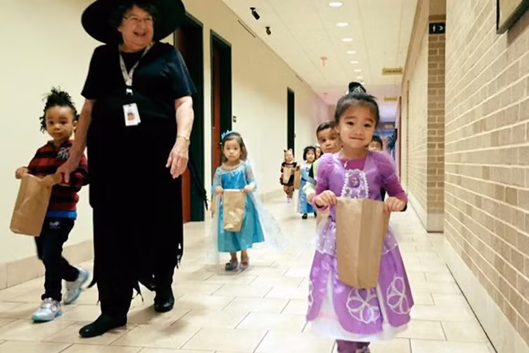 Bé Hồng Ân - cô con gái thứ hai của Hồng Ngọc lại mừng Halloween bằng tạo hình cô công chúa đáng yêu. (Ảnh: Facebook Hồng Ngọc) (Ảnh: Facebook Hồng Ngọc)