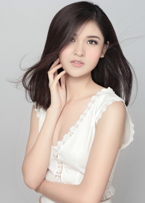 Kiểu trang điểm tông nude và đôi gò má màu hồng khiến gương mặt của Thùy Dung trông thanh tú hơn. Bên cạnh đó, cô còn kết hợp nhiều kiểu tóc, khi thì vấn cao khi thì xõa tự nhiên. 