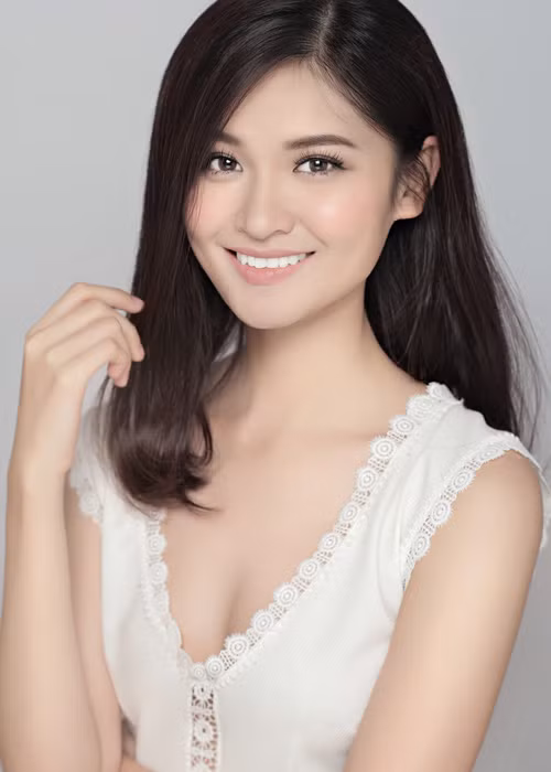 Thay cho những bộ váy dạ hội lộng lẫy, Thùy Dung diện loạt váy áo sắc trắng tinh khôi làm nổi bật làn da trắng hồng. 