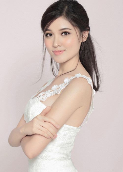Mới đây, Á hậu Thùy Dung bất ngờ tung ra bộ ảnh cận cảnh vẻ đẹp của mình. Ấn tượng đầu tiên bộ ảnh mang lại đến từ sự mộc mạc, giản dị nhưng thần thái của á hậu 20 tuổi vẫn cuốn hút. 