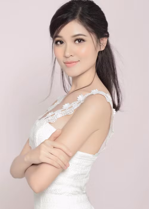 Mới đây, Á hậu Thùy Dung bất ngờ tung ra bộ ảnh cận cảnh vẻ đẹp của mình. Ấn tượng đầu tiên bộ ảnh mang lại đến từ sự mộc mạc, giản dị nhưng thần thái của á hậu 20 tuổi vẫn cuốn hút. 