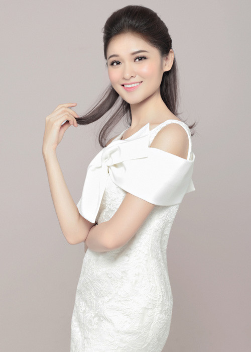 Tận dụng phong cách trong trẻo, nhẹ nhàng, Thùy Dung được khen đẹp lên trông thấy so với thời điểm đoạt danh hiệu Á hậu. 