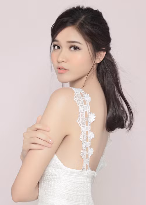 "Tôi luyện từ thần thái, suy nghĩ và kiến thức đều cần thiết. Nếu chưa đủ độ chín mà bạn quyết định tăng tốc, đôi giày lung linh kia hoàn toàn có thể khiến bạn vấp ngã", người đẹp tâm sự. 