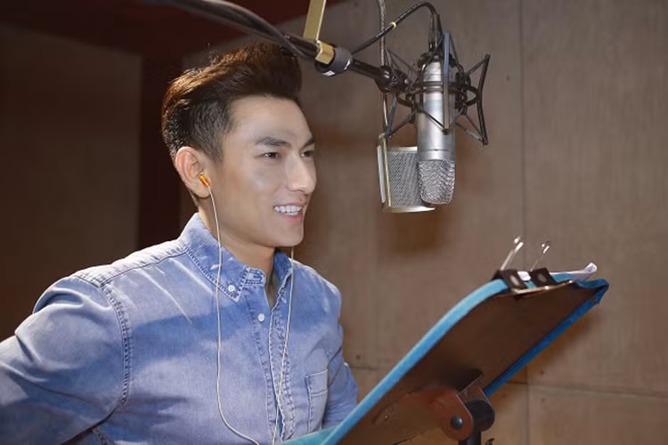 Ngoài truyền cảm xúc vào câu chữ và khoe chất giọng, Isaac thậm chí còn nhái lại các động tác vui nhộn trong phim để hòa mình với nhân vật. 