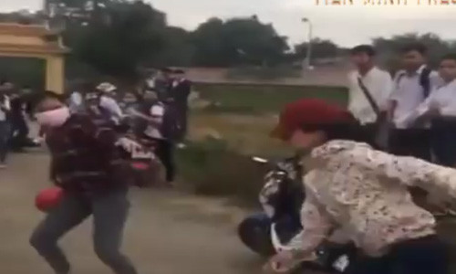 Mau thuan tren facebook, hai nhom nu sinh danh nhau du doi