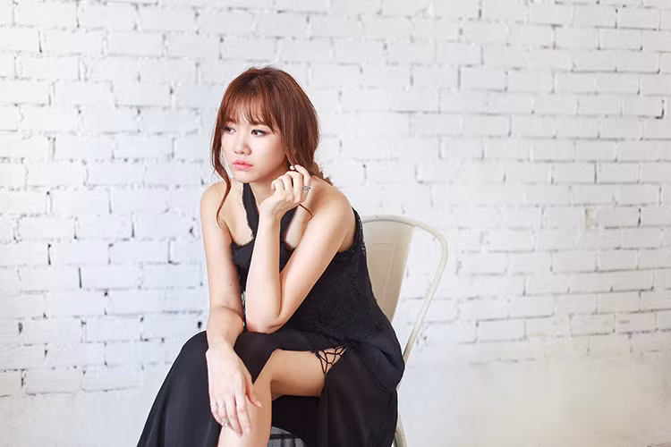 Giống như Nhã Phương, kể từ khi công khai yêu Trấn Thành, Hari Won cũng ngày càng chuộng phong cách sexy.