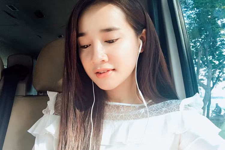 Nữ diễn viên sở hữu gương mặt với những đường nét thanh tú cùng đôi mắt to tròn, đẹp hút hồn.