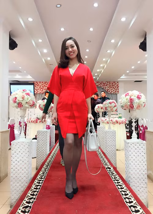 Bạn gái của danh hài Công Lý còn có ngoại hình cao ráo. Được biết, cô từng lọt top 10 cuộc thi Hoa hậu Du lịch Việt Nam.