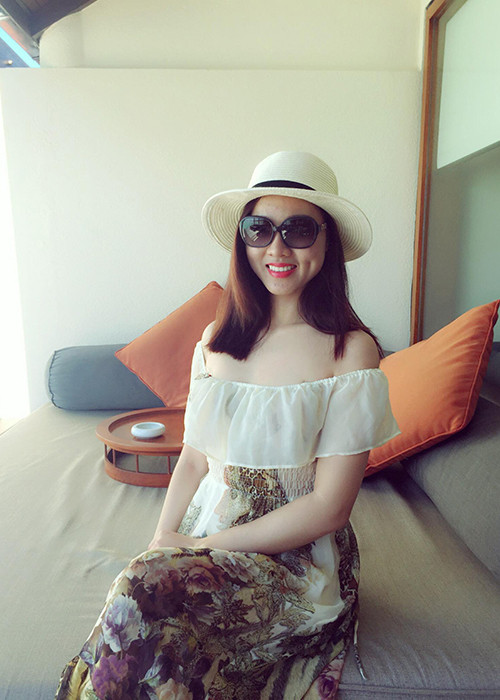 Ngọc Hà sở hữu gương mặt xinh đẹp với nụ cười rất duyên và má lúm đồng tiền ngọt ngào cùng làn da trắng mịn màng.