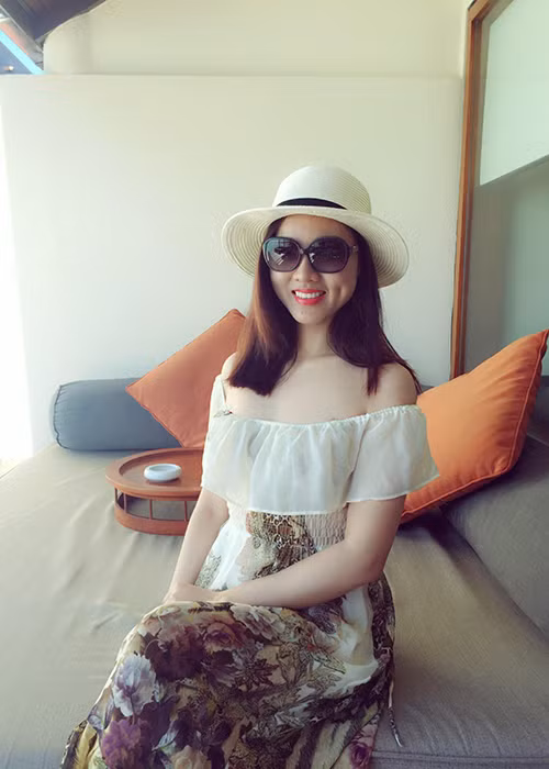 Ngọc Hà sở hữu gương mặt xinh đẹp với nụ cười rất duyên và má lúm đồng tiền ngọt ngào cùng làn da trắng mịn màng.