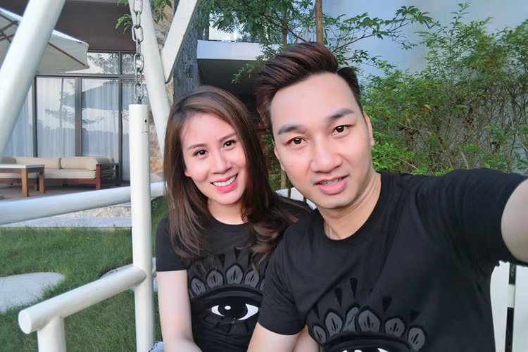 Danh hài Thành Trung đang hẹn hò nữ tiếp viên hàng không sinh năm 1991 tên Nguyễn Ngọc Hương.