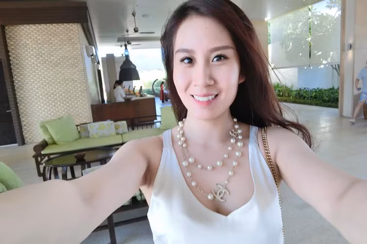 Ngọc Hương sở hữu gương mặt có nét đẹp sắc sảo và hình thể quyến rũ cùng phong cách thời trang sang trọng.