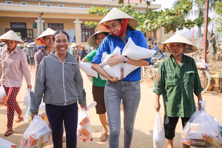 Vốn tích cực tham gia các hoạt động thiện nguyện, Phạm Hương ngày càng đẹp trong mắt công chúng qua chuyến đi này.
