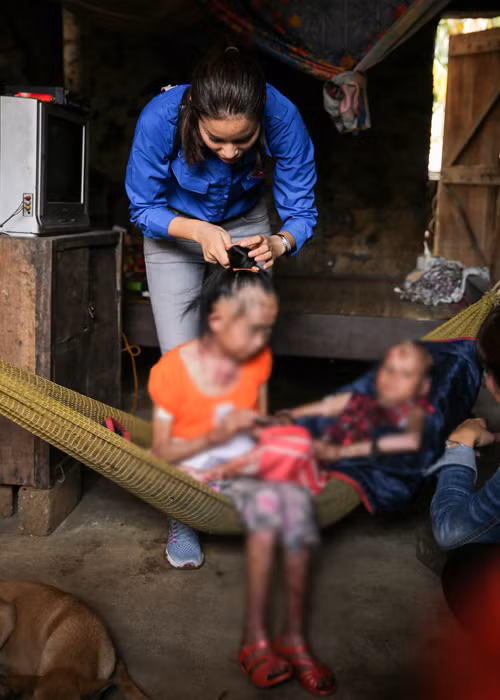 Trước những hoàn cảnh này, Phạm Hương tự nguyện ủng hộ thêm tiền cho các em. 