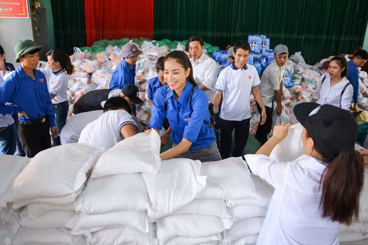 Sau khi chia tay xã Quảng Trường, Phạm Hương đã đến với xã Phù Hoá để trao tận tay hơn 700 phần quà cho những gia đình khó khăn nhất. 