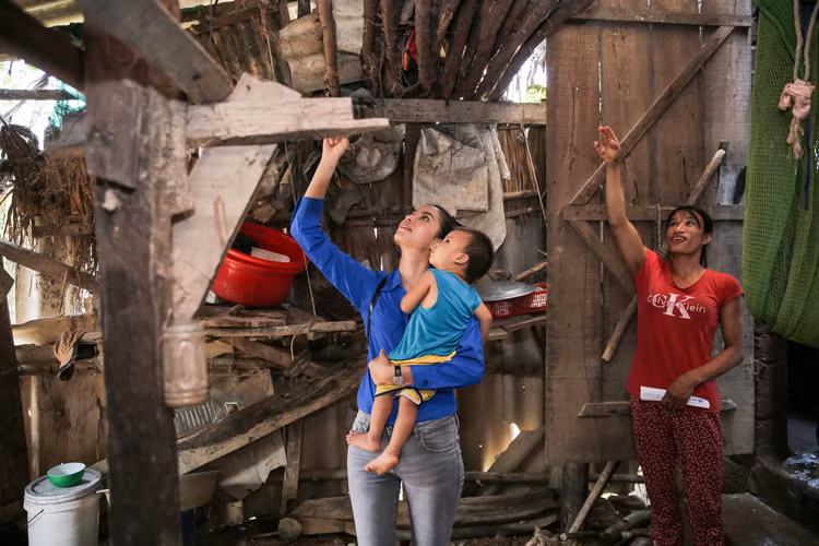 Đoàn từ thiện của Phạm Hương cho biết, bà con hiện đang rất cần các vật dụng sinh hoạt để ổn định cuộc sống. 