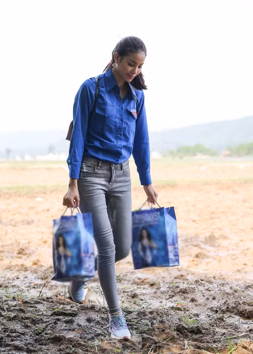 Phạm Hương cũng trực tiếp đi khu vực vùng sâu nhất để thăm hỏi, động viên và trao quà trực tiếp cho các hộ. 