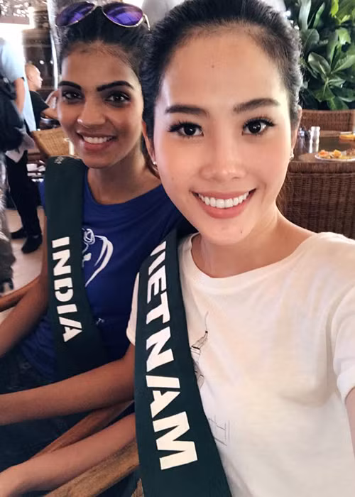 Được biết, Nam Em là một trong những thí sinh đến sớm nhất. Hiện tại, cô đang ở chung phòng với người đẹp đến từ Ấn Độ. (Ảnh: Facebook nhân vật)