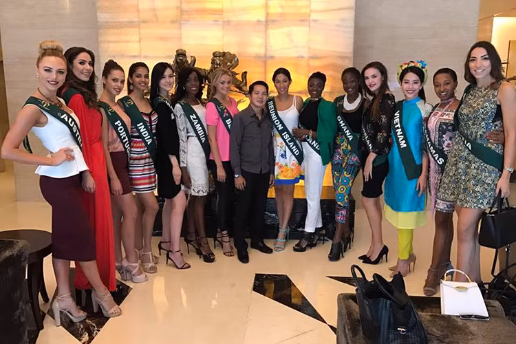 Tham gia một đêm tiệc tại cuộc thi, đại diện của Việt Nam nổi bật trong trang phục truyền thống bên dàn thí sinh. (Ảnh: Facebook nhân vật)