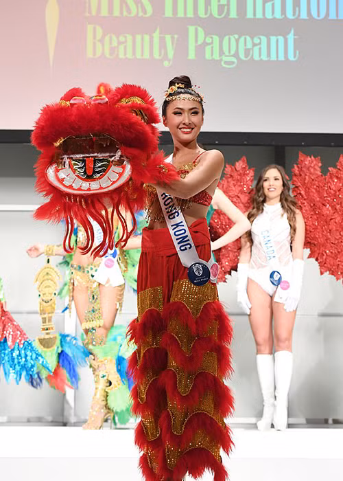 Kelly Yeuk Lam Chan - đại diện của Hong Kong xếp ở vị thứ 11 nhờ nhan sắc xinh đẹp. Cô cũng là một thí sinh có tính cách điềm đạm. Ngoài ra, Kelly Yeuk Lam Chan có thể nói trôi chảy tiếng Anh. (Ảnh: Missosology) 