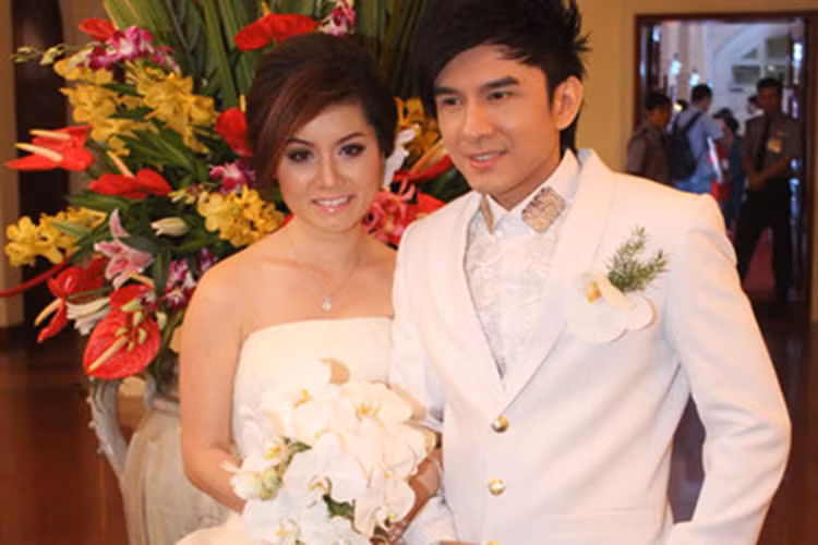 Ca sĩ Đan Trường kết hôn với doanh nhân Việt kiều Mỹ tên Thủy Tiên năm 2013. Cả hai quen biết nhau từ năm 2005 nhưng chính thức yêu nhau từ năm 2010. Vợ Đan Trường sinh năm 1986, kém chồng 10 tuổi. (Ảnh: Lao Động)