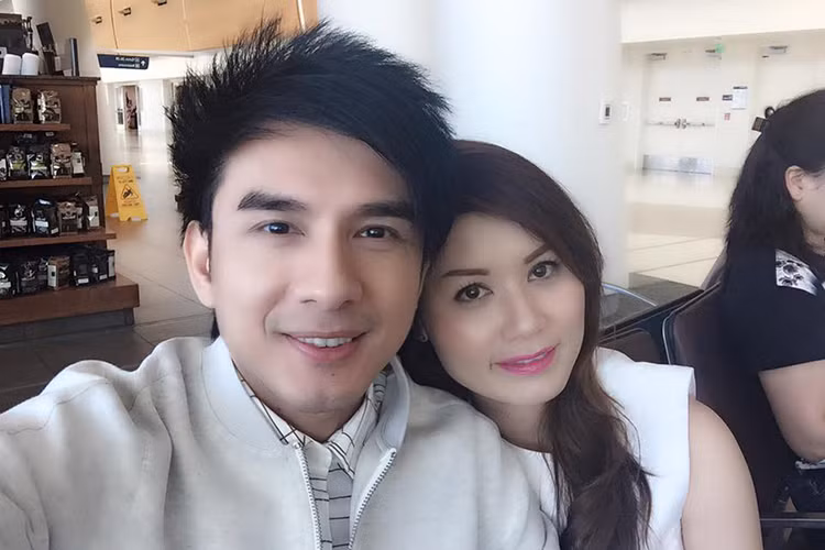Trong khi Thủy Tiên ở Mỹ để điều hành công việc kinh doanh thì Đan Trường lại thường xuyên di chuyển giữa Mỹ và Việt Nam để hoạt động nghệ thuật. Dù lịch làm việc dày đặc nhưng cả hai đều cố gắng dành thời gian bên nhau mỗi khi rảnh. (Ảnh: FBNV)