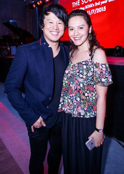 Hai năm sau đám cưới, vợ chồng Thanh Bùi đã đón tin vui. Khi bà xã mang bầu được 7 tháng, nam nhạc sĩ hạnh phúc chia sẻ rằng vợ chồng anh sắp đón cặp song sinh quý tử và đây chính là động lực anh làm việc chăm chỉ hơn. (Ảnh: Dân Việt)