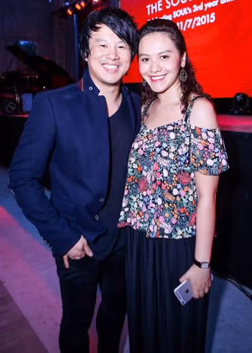 Hai năm sau đám cưới, vợ chồng Thanh Bùi đã đón tin vui. Khi bà xã mang bầu được 7 tháng, nam nhạc sĩ hạnh phúc chia sẻ rằng vợ chồng anh sắp đón cặp song sinh quý tử và đây chính là động lực anh làm việc chăm chỉ hơn. (Ảnh: Dân Việt)