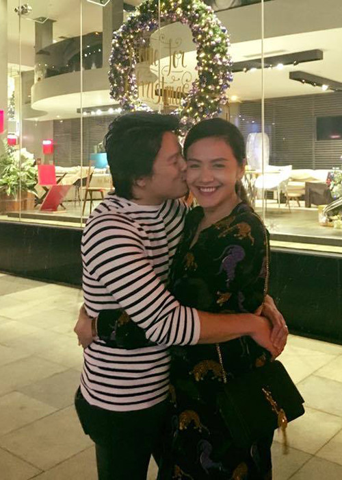 Bức ảnh tình cảm hiếm hoi giữa Thanh Bùi và Huệ Vân được nam ca sĩ chia sẻ trên trang cá nhân. Có thể thấy, dù không thể hiện tình cảm ra ngoài quá nhiều nhưng cặp đôi này vẫn khiến nhiều người ngưỡng mộ. (Ảnh: FBNV)