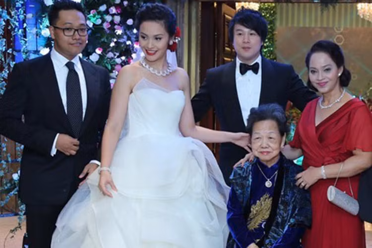 Giống như Đan Trường, Thanh Bùi kết hôn với “nửa kia” đại gia vào năm 2014. Bà xã nam ca sĩ tên Trương Huệ Vân. Cô là thế hệ thứ tư của Trương gia tộc - một gia đình kinh doanh "máu mặt" tại TP HCM. (Ảnh: Zing)