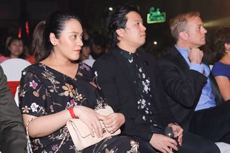 Gần đây, vợ Thanh Bùi được cho là đã lâm bồn khi trên trang cá nhân, nam nhạc sĩ chia sẻ một tin vui khiến cuộc sống của anh thay đổi. Anh viết: “Life has changed forever! Miracles upon miracles..." (Tạm dịch: "Cuộc sống đã thay đổi từ đây. Phép màu trên cả phép màu). (Ảnh: Dân Việt)