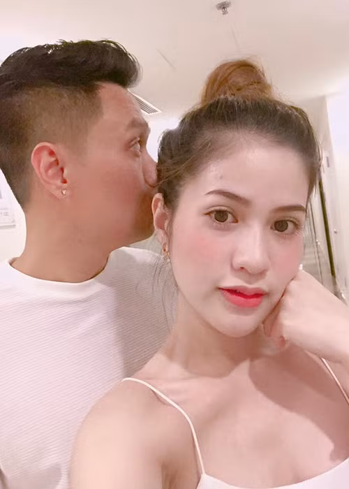 Đối với Trần Hương, nam diễn viên sinh năm 1981 là người đàn ông sống rất tình cảm, luôn chiều chuộng cô. Trần Hương cũng chăm sóc Việt Anh rất chu đáo. Cô học nấu ăn để nam diễn viên có thể thưởng thức những món ăn ngon.