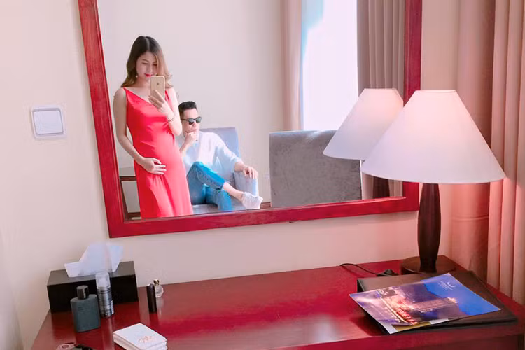 Vo dien vien Viet Anh hanh phuc khoe bung bau lum lum