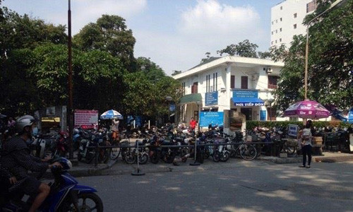 Chua dong cua bai trong giu xe Benh vien Bach Mai