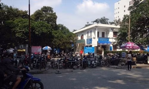 Chua dong cua bai trong giu xe Benh vien Bach Mai