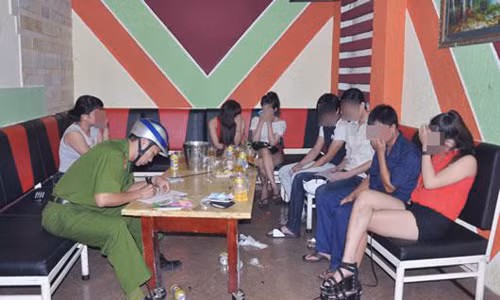 Ba mon an “la doi” ten Nhung, Loan, Hong tren hoa don trong tui chong-Hinh-3