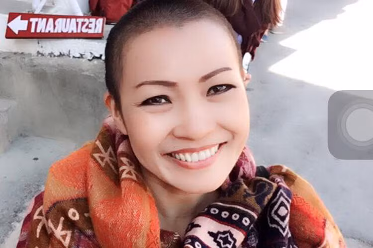 Trước hình ảnh xuống tóc của Phan Anh, Phương Thanh ngay lập tức khen đẹp. Nam MC đã đáp lại: “Theo chân đàn chị” và còn rủ nữ ca sĩ: “Cuối tháng em đi Ấn Độ gặp Đạt Lai Lạt Ma, chị em mình se duyên đi”.