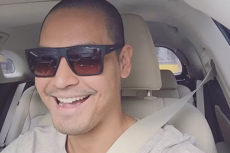 Trong loạt ảnh được chia sẻ, nam MC đa tài của làng giải trí Việt trông tươi tắn và tỏ ra khá thoải mái để đầu trọc.