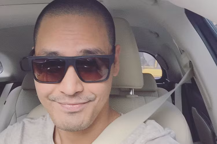 Mới đây, cư dân mạng “phát sốt” trước hình ảnh để đầu trọc của MC Phan Anh. Theo đó, trên trang cá nhân, ông bố ba con bất ngờ khoe hình ảnh xuống tóc.