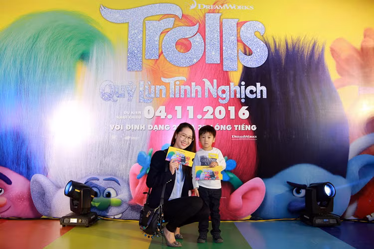 Buổi ra mắt bộ phim “Quỷ lùn tinh nghịch” còn có sự góp mặt của Á hậu Dương Thùy Linh cùng cậu quý tử. 