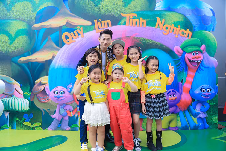 Tại buổi ra mắt phim, nam ca sĩ còn vui vẻ chụp hình cùng dàn sao nhí. 