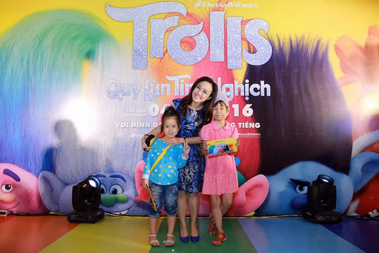 Con gái của BTV Hoài Anh (ngoài cùng bên trái) thích thú thưởng thức bộ phim về những chú quỷ lùn tinh nghịch. 