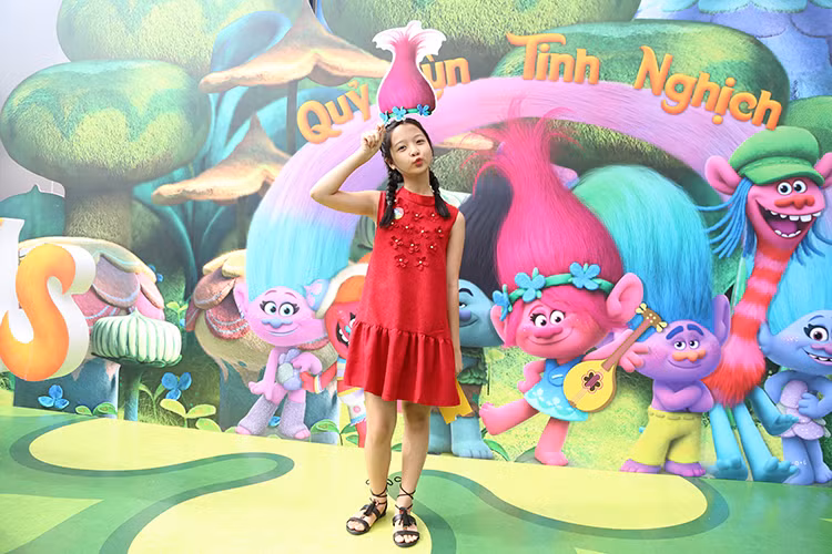 Bé Thanh Mỹ cũng háo hức đến thưởng thức bộ phim hoạt hình. 