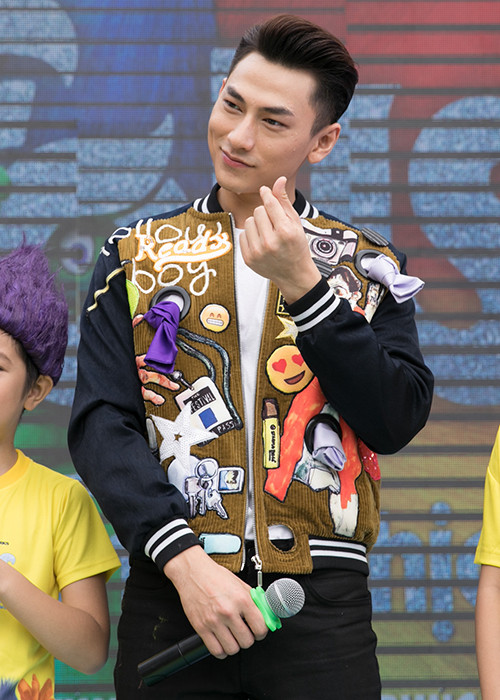 Isaac chia sẻ: “Quá trình lồng tiếng cho tác phẩm với phần nhạc “khá khó” là một kỷ niệm đáng nhớ vì phải tập đi tập lại khá nhiều lần”. 