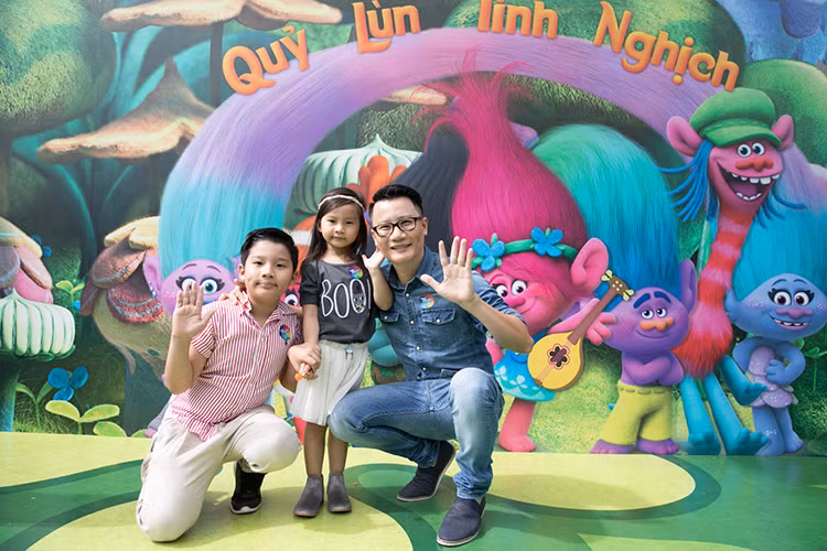 Ca sĩ Hoàng Bách vừa đưa hai nhóc tì của mình đến tham dự buổi ra mắt bộ phim hoạt hình “Trolls” (tựa Việt: “ Quỷ lùn tinh nghịch”). 