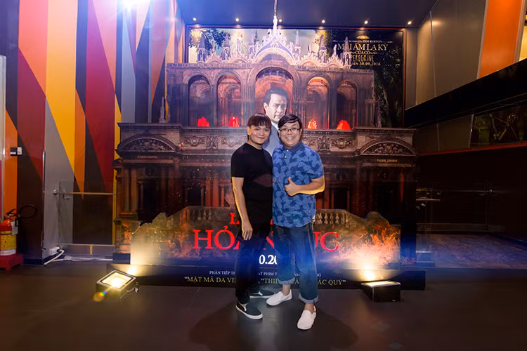 Danh hài Gia Bảo (phải) - Tú Trung cũng thích thú với bộ phim “Hỏa ngục” - phần tiếp theo của “Mật mã Da Vinci”. 