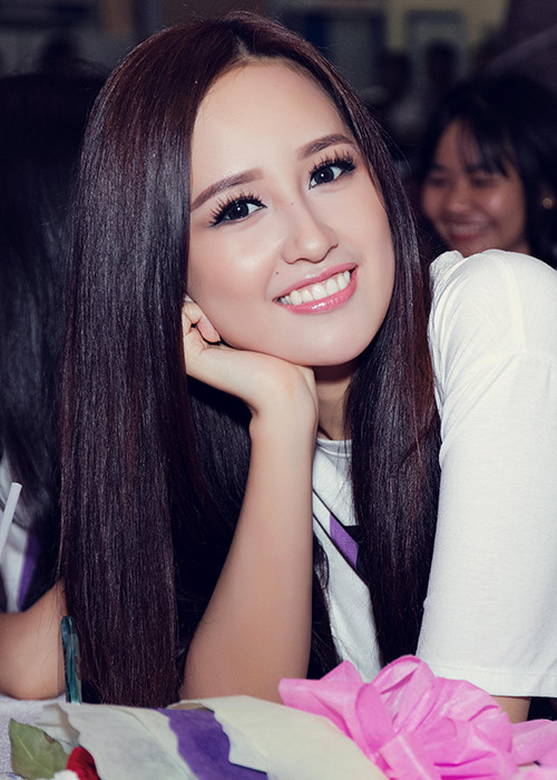 Với vai trò đại sứ của chương trình từ thiện “Không biên giới 2016”, Mai Phương Thúy đã đáp chuyến bay đến Sài Gòn và từ sân bay đến thẳng nơi diễn ra sự kiện.