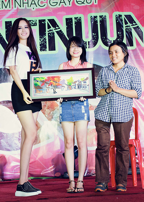 Người đẹp sinh năm 1987 còn trích 1 số tiền nhỏ của mình ra để góp cùng các bạn trong đêm đấu giá từ thiện này.