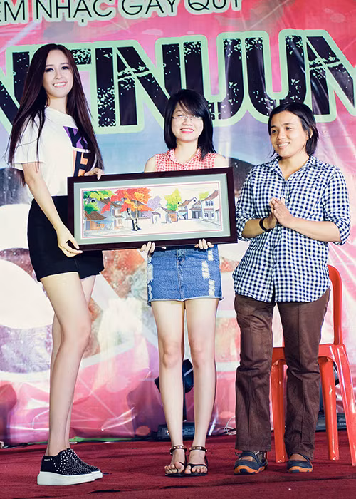 Người đẹp sinh năm 1987 còn trích 1 số tiền nhỏ của mình ra để góp cùng các bạn trong đêm đấu giá từ thiện này.