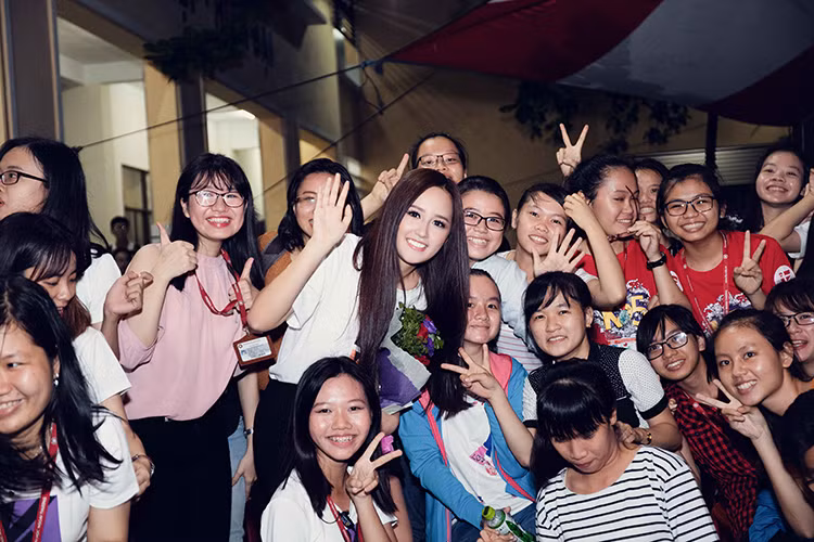 Tại sự kiện vừa qua, Hoa hậu Việt Nam 2006 được nhiều fans vây kín xin chụp ảnh kỷ niệm.